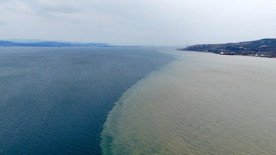 İzmit Körfezi’nde Renk Cümbüşü: Çamurlu Sular Denizi İkiye Böldü