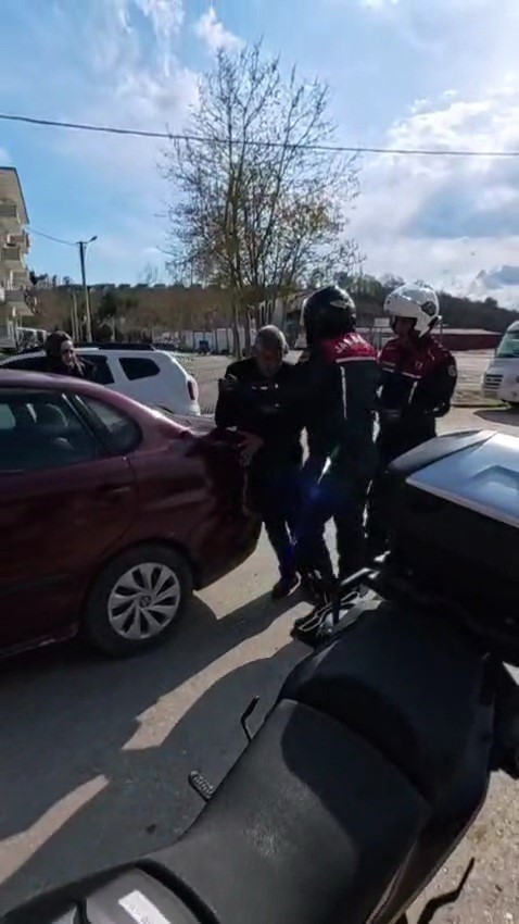 Kalp Krizi Geçiren Sürücünün İmdadına Jandarma Yetişti