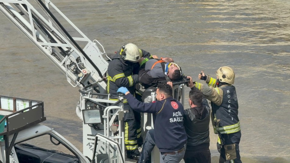 İzmit’te Feci Kaza: Dereye Uçan Kamyonetin Sürücüsü Kurtarılamadı