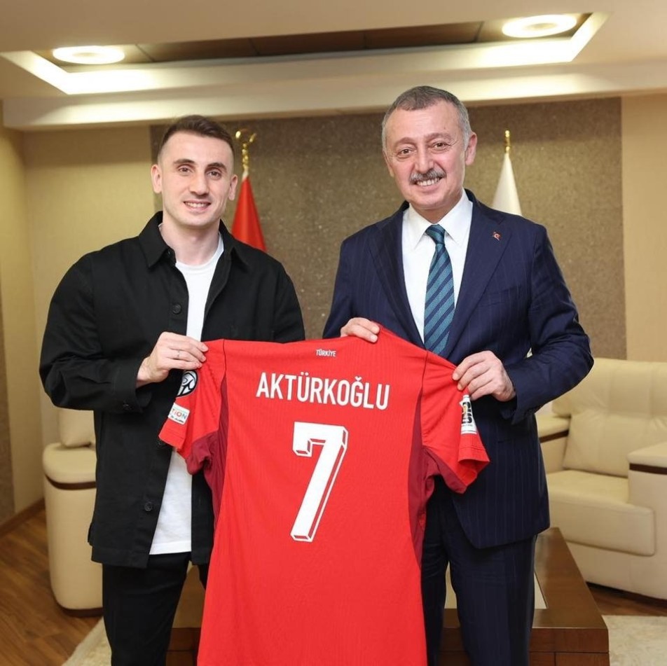 Milli Yıldız Kerem Aktürkoğlu’ndan Başkan Büyükakın’a Ay-Yıldızlı Jest