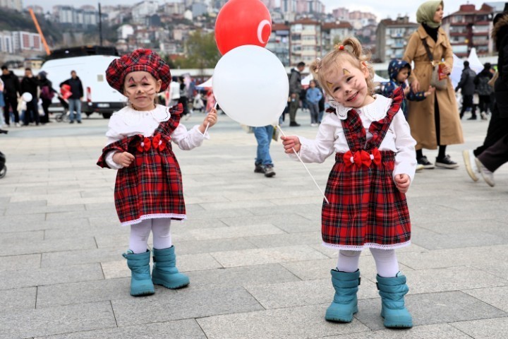 Kocaeli’de 23 Nisan Rüzgarı: Sokaklar Kırmızı Beyaza Büründü