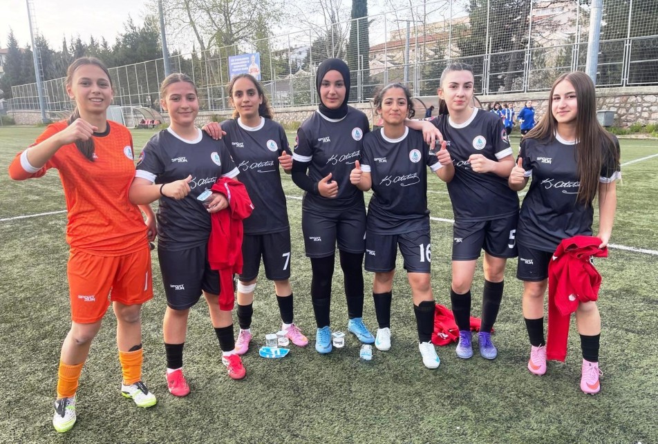 Körfez Kız Futbol Takımı'ndan Çifte Zafer