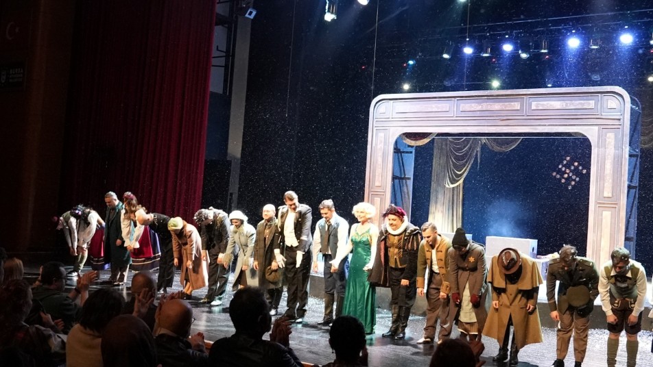 Kocaeli Şehir Tiyatroları’nın Ödüllü Oyunu Bursa'da Sahne Aldı