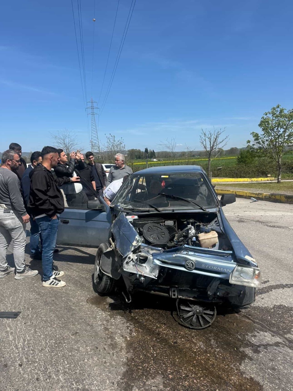 Akmeşe Sapağında Kaza: Otomobil ile Otobüs Çarpıştı