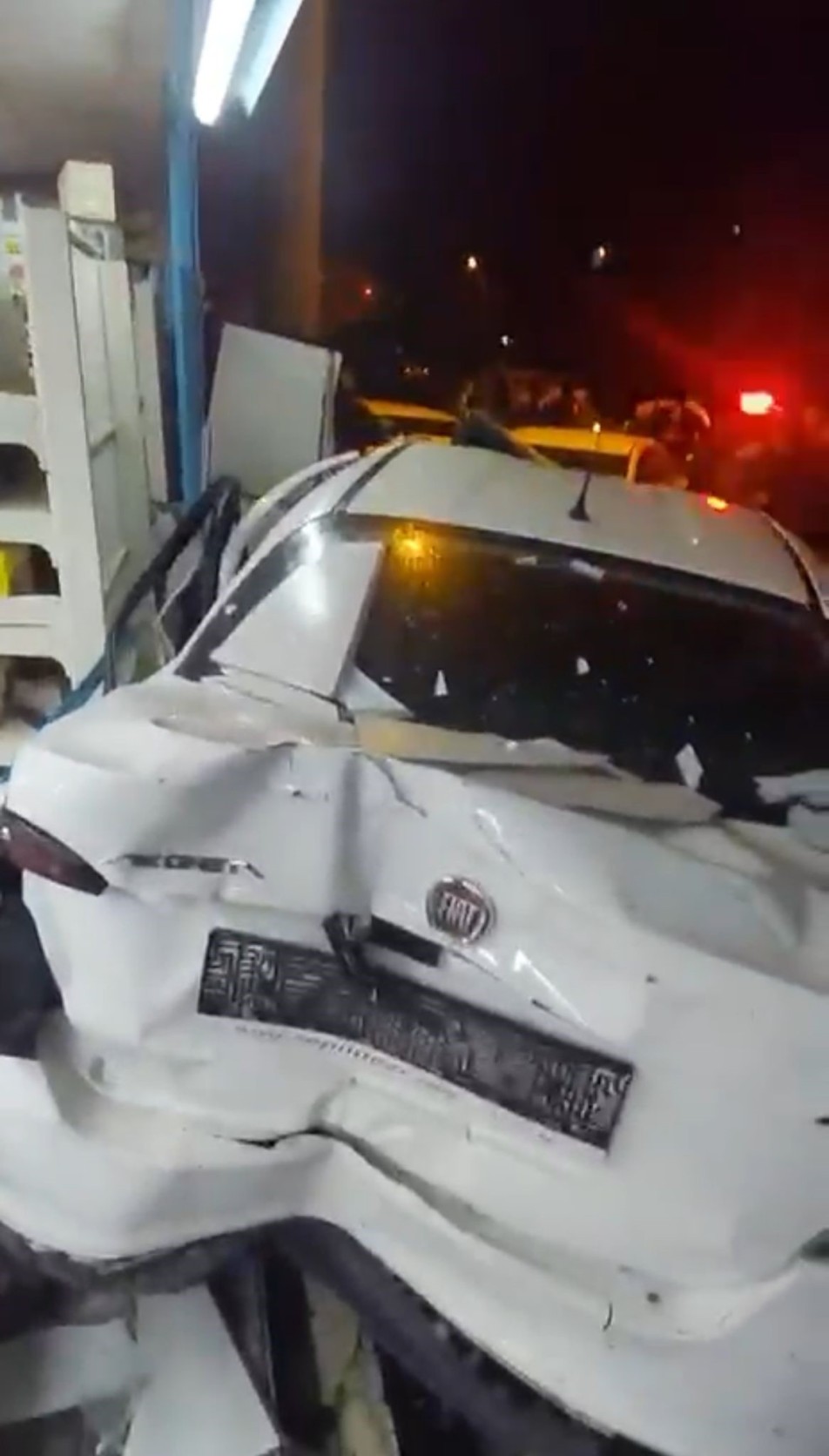 Önce Araçlara Çarptı, Sonra Markete Daldı