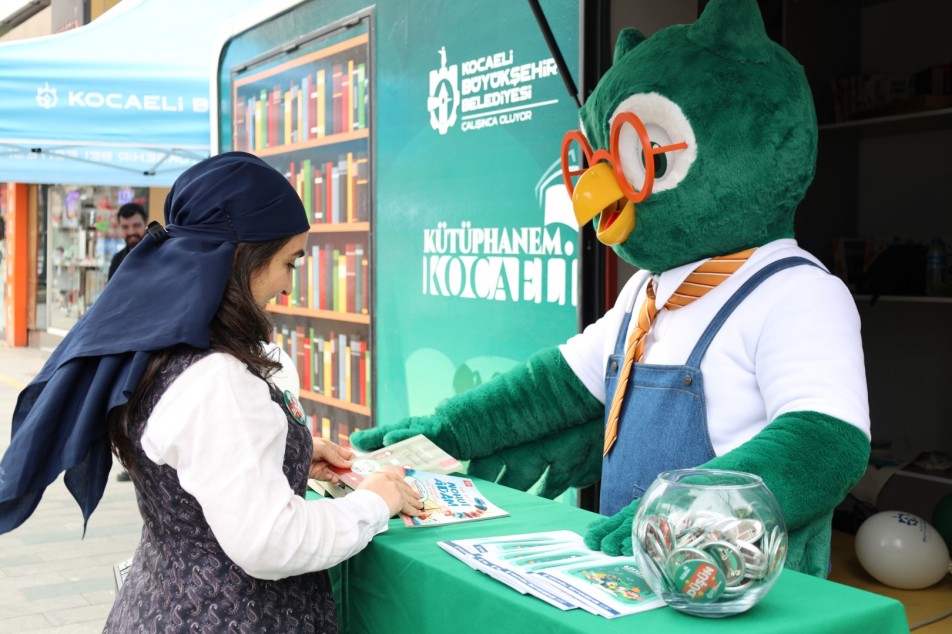 Roman Kahramanları İzmit Sokaklarında: Edebiyat Sayfalardan Taştı