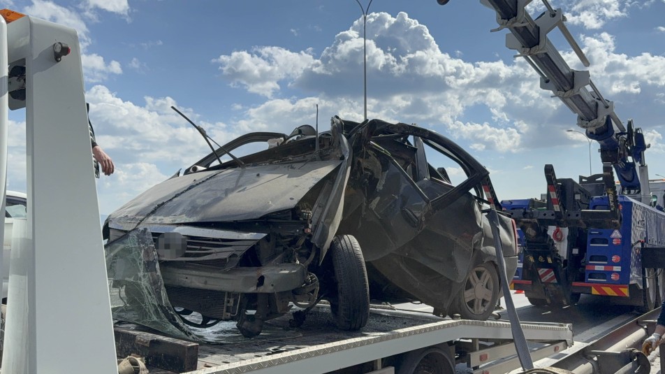 TEM Otoyolu’nda Korkutan Kaza: Otomobil Yön Levhasına Saplandı