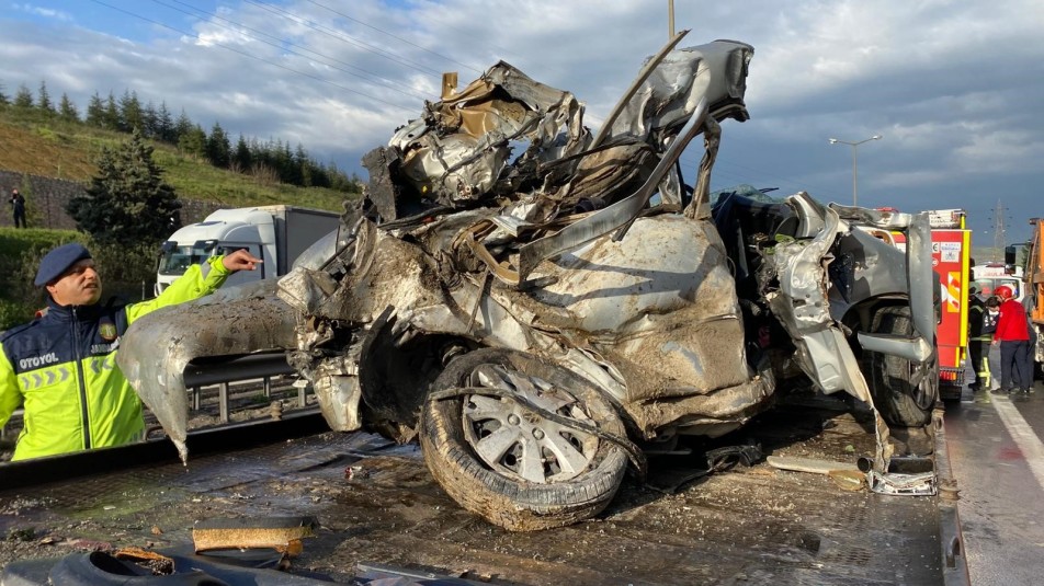TEM’de Katliam Gibi Kaza: Devrilen Dorsenin Altında Kalan Çift Hayatını Kaybetti