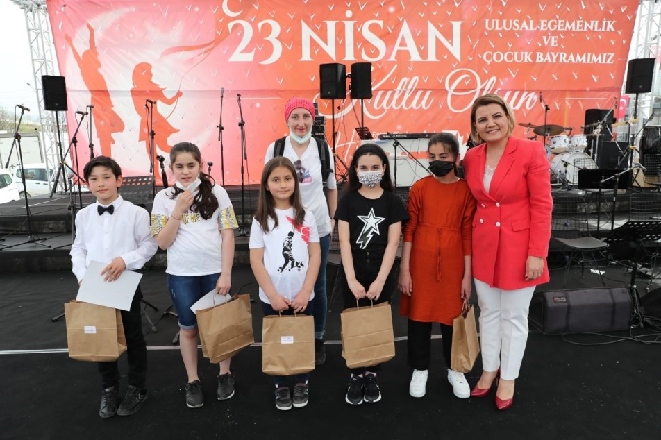 CHP'nin 23 Nisan Afişinde Atatürk Görseli Tartışması