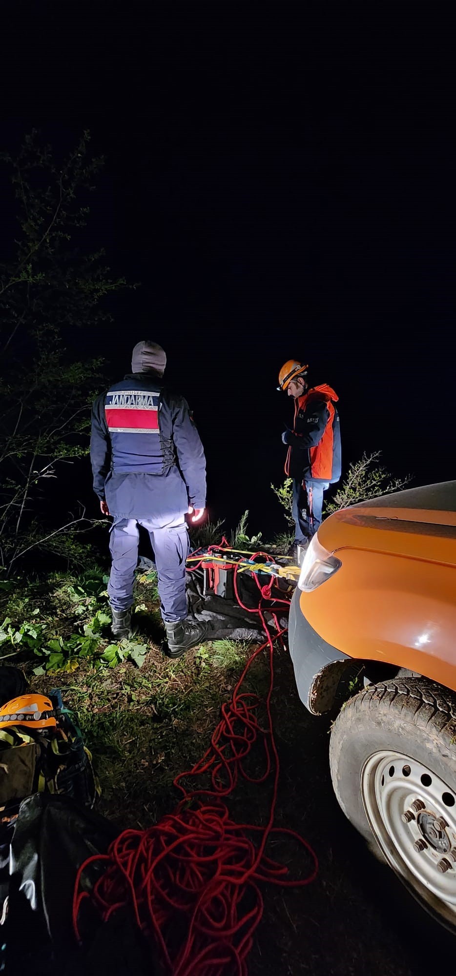 Beşkayalar’da Kaybolan Gençleri AFAD ve Jandarma Kurtardı