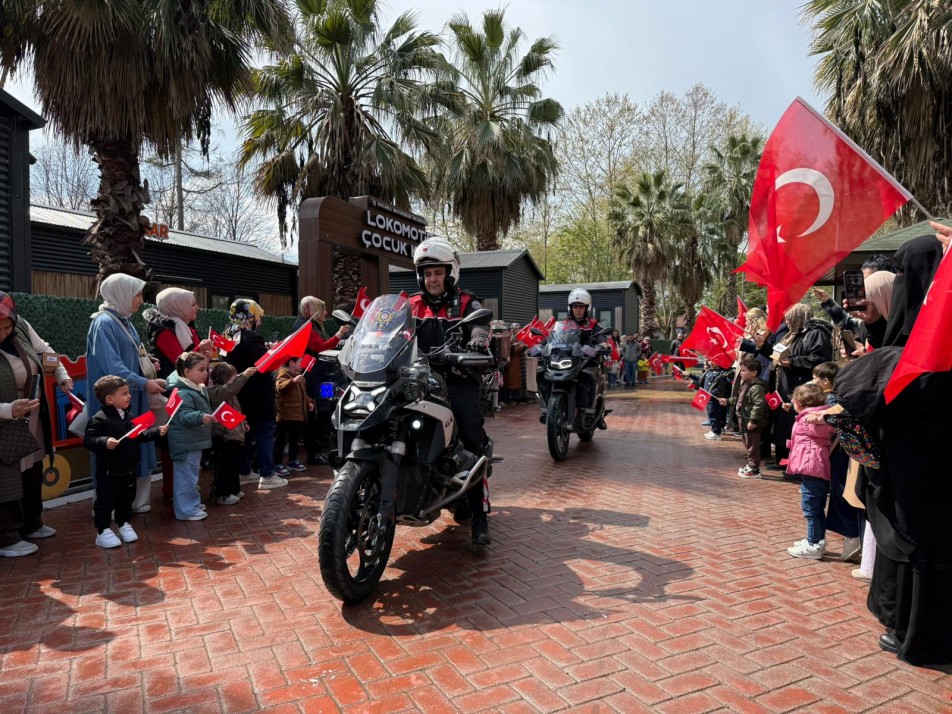 Yunus Polisleri Lokomotif Çocuk Köyü’nde: Miniklerin Gönlü Fethedildi