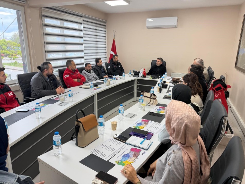 Afet Anında İletişim Kesilmeyecek: STK’lara Telsiz Eğitimi