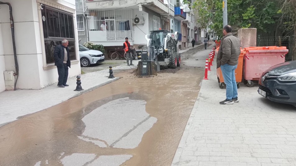 Karamürsel’de Ana Su Hattı Patladı, Sokak Göle Döndü