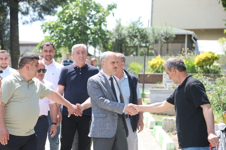 Başkan Çiftçi Arife Günü Mezarlık Ziyaretinde Vatandaşları Yalnız Bırakmadı