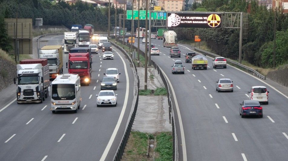 Kocaeli'de Bayram Dönüşü Trafik Önlemi: İstanbul İstikametine Ağır Vasıta Geçişi Yasaklandı