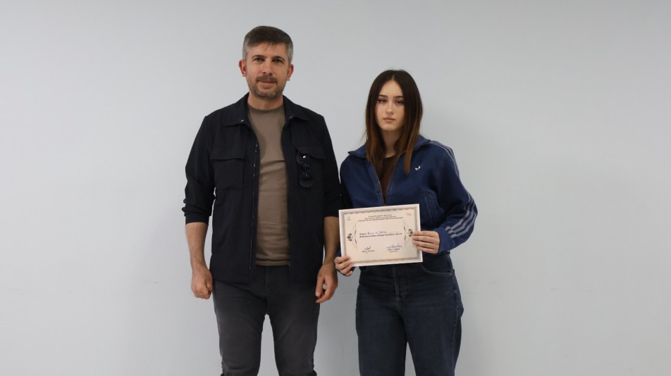 Beyaz Kalpler’de Mezuniyet Heyecanı: Gençler Sertifikalarına Kavuştu
