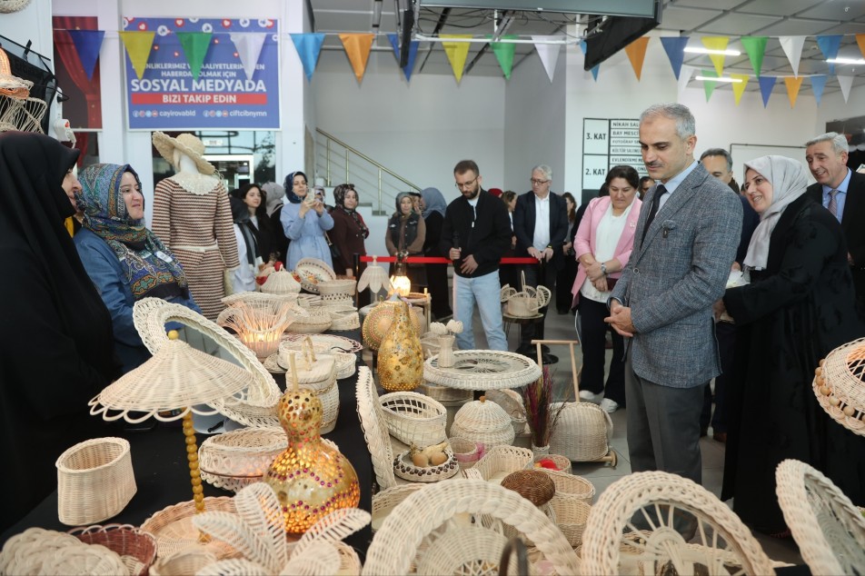 Çayırova’da Göz Nuru Sergisi: 2 Bin Kursiyerin Eseri Görücüye Çıktı
