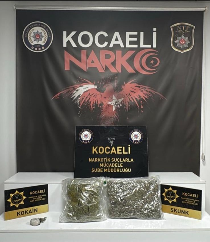 Derince’de Narkotik Operasyonu: Araçtan Kilo Kilo Uyuşturucu Çıktı