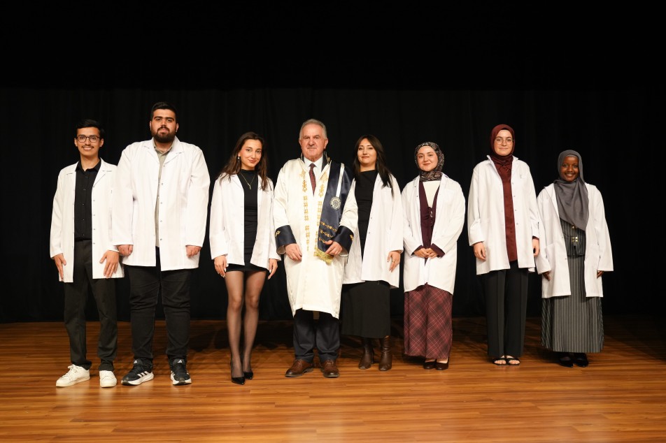 Geleceğin Eczacıları Mesleğe İlk Adımı Attı: KOSTÜ’de Beyaz Önlük Heyecanı