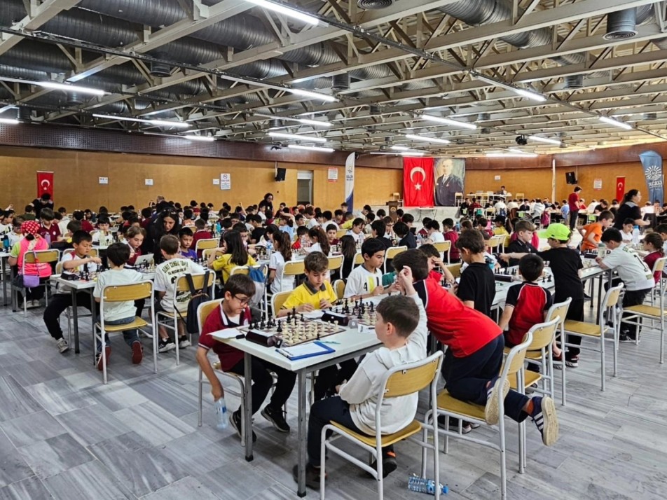 Gölcük'te Zekalar Yarışıyor: 235 Öğrenci Mat Etmek İçin Sahada