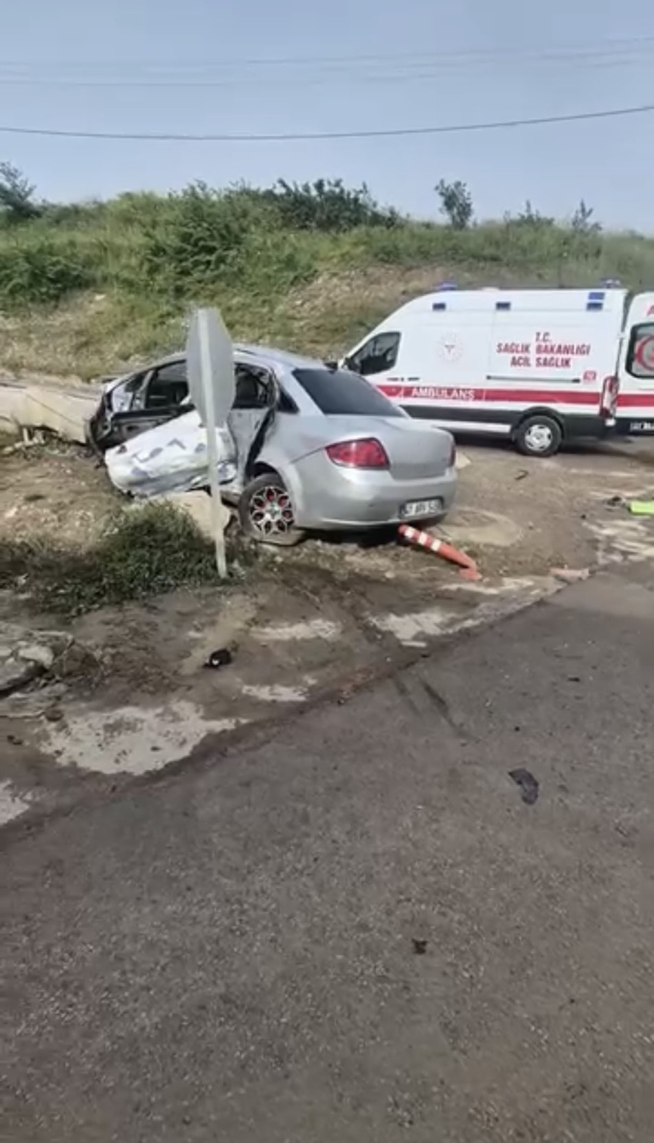 İzmit-Kandıra Yolunda Korkutan Kaza: Otomobil ile Belediye Otobüsü Çarpıştı