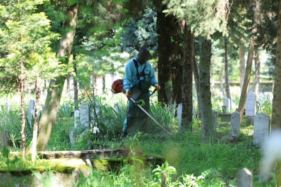 Kartepe'de  Mezarlıklar ve Sosyal Alanlar Köşe Bucak Temizleniyor