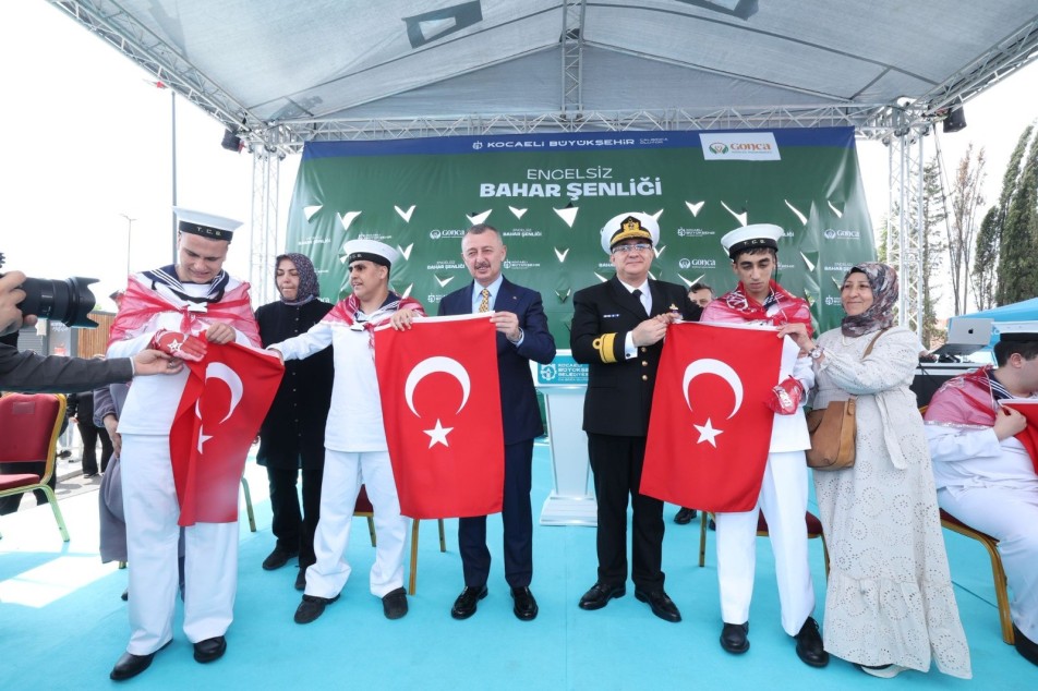 En Özel Uğurlama: Özel Gençler Dualar ve Kınalarla Askere Uğurlandı