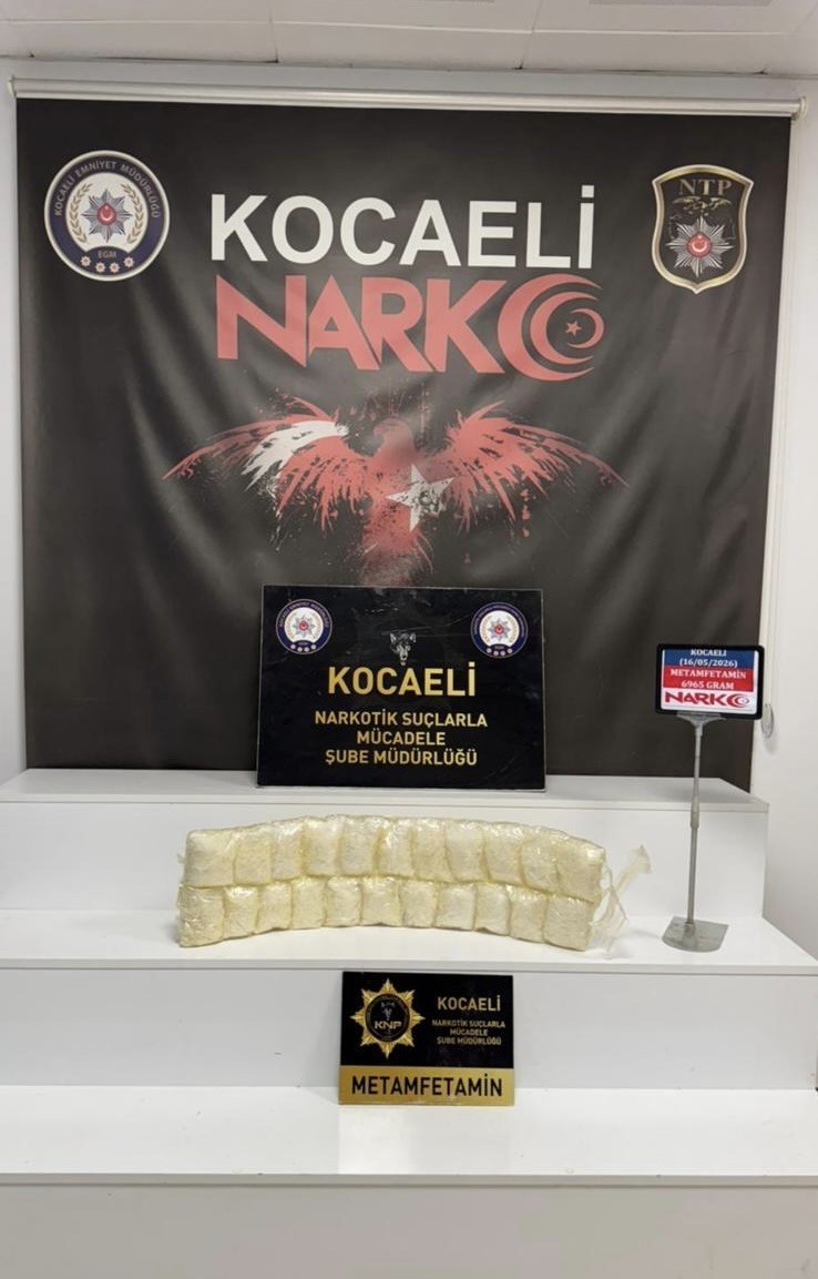 İzmit'te Vücutlarına 7 Kilo Uyuşturucu Saran 2 Kişi Tutuklandı