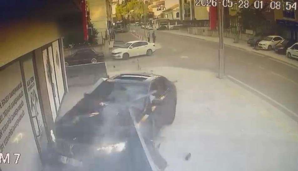 İzmit'te Kontrolden Çıkan Lüks Otomobil Psikolojik Danışmanlık Merkezine Daldı