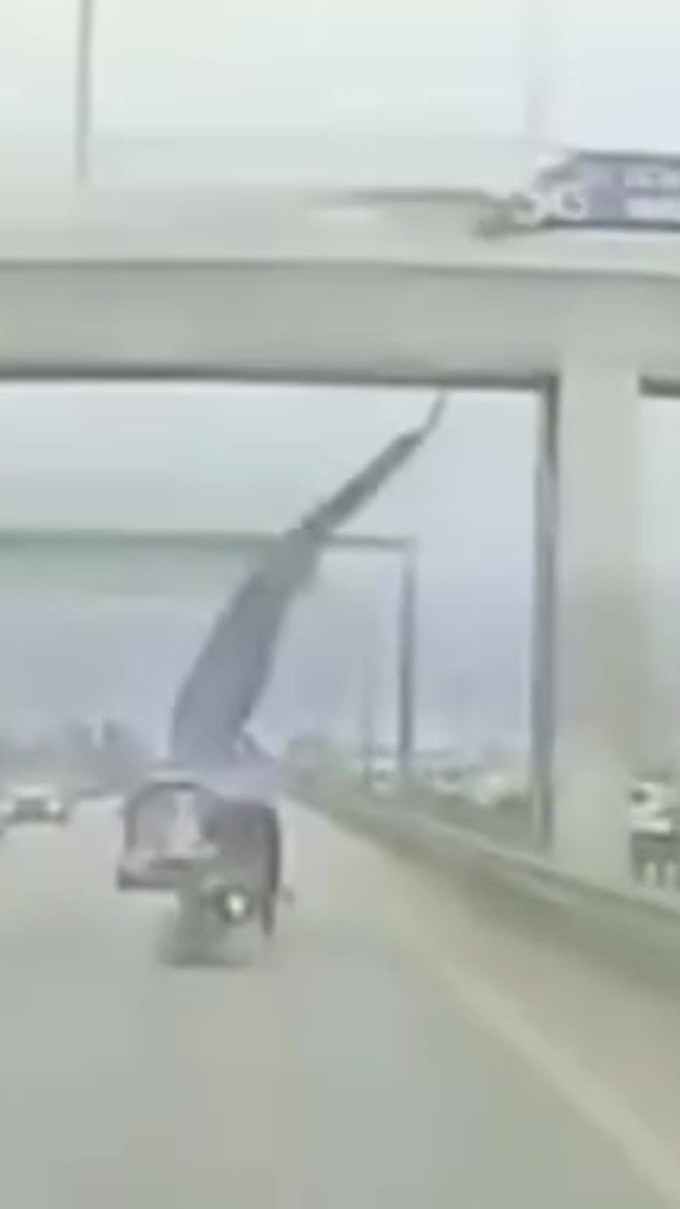 Köprüden Sarkan Reklam Afişi Motosiklet Sürücüsünü Savurdu