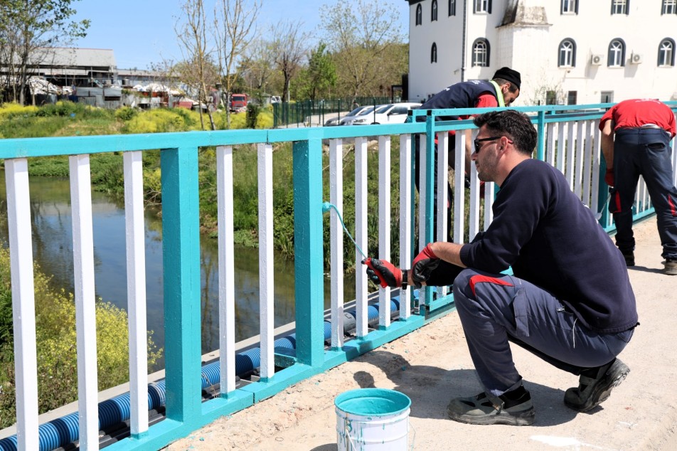 A Takımı Korkulukları Boyadı