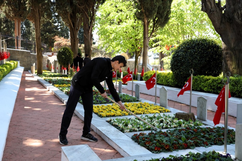 Kocaeli’de Gençler Kut'ül Amare Zaferin 110. Yılında Şehitlikte Kur'an-ı Kerim Okudu