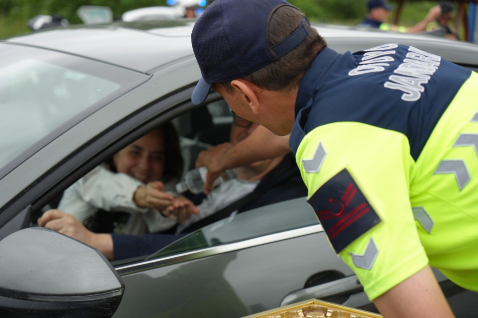 Kuzey Marmara Otoyolu'nda Jandarmadan Tatlı Denetim