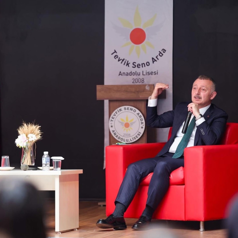 Liseli Gençler Sordu, Başkan Büyükakın Yanıtladı: "Eski Problemleri Yeni Kafayla Çözün"