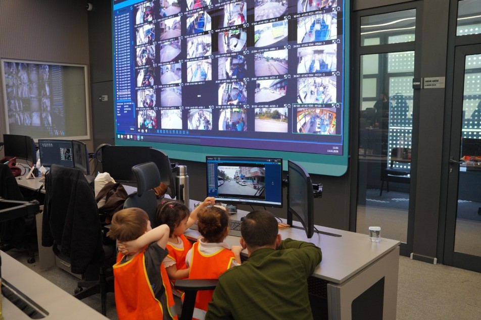 Minikler Trafik Güvenliğini Dev Ekranlardan Öğrendi