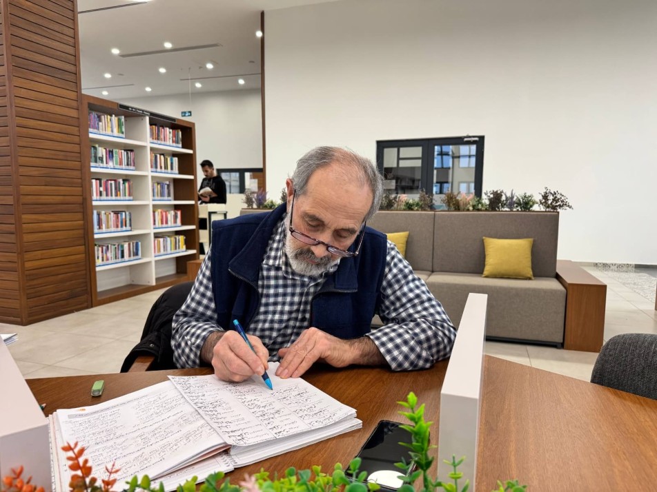 Öğrenmenin Yaşı Yok: 68 Yaşındaki Tuğran Amca’nın Azmi Gençlere Örnek Oluyor