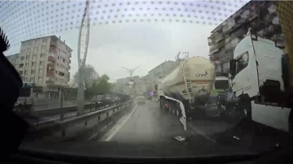 Otomobil, TIR ile tanker arasına sıkıştı; kaza kamerada