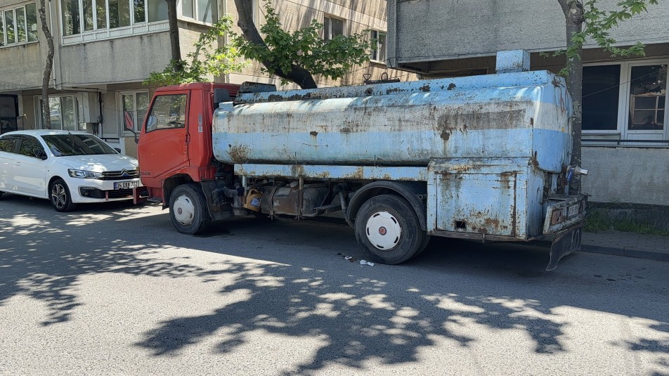 Park Halindeki Tankere Çarpan Scooter Sürücüsü Yaralandı