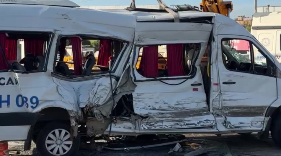 Çayırova'da İşçi Servisi Tır ile Çarpıştı