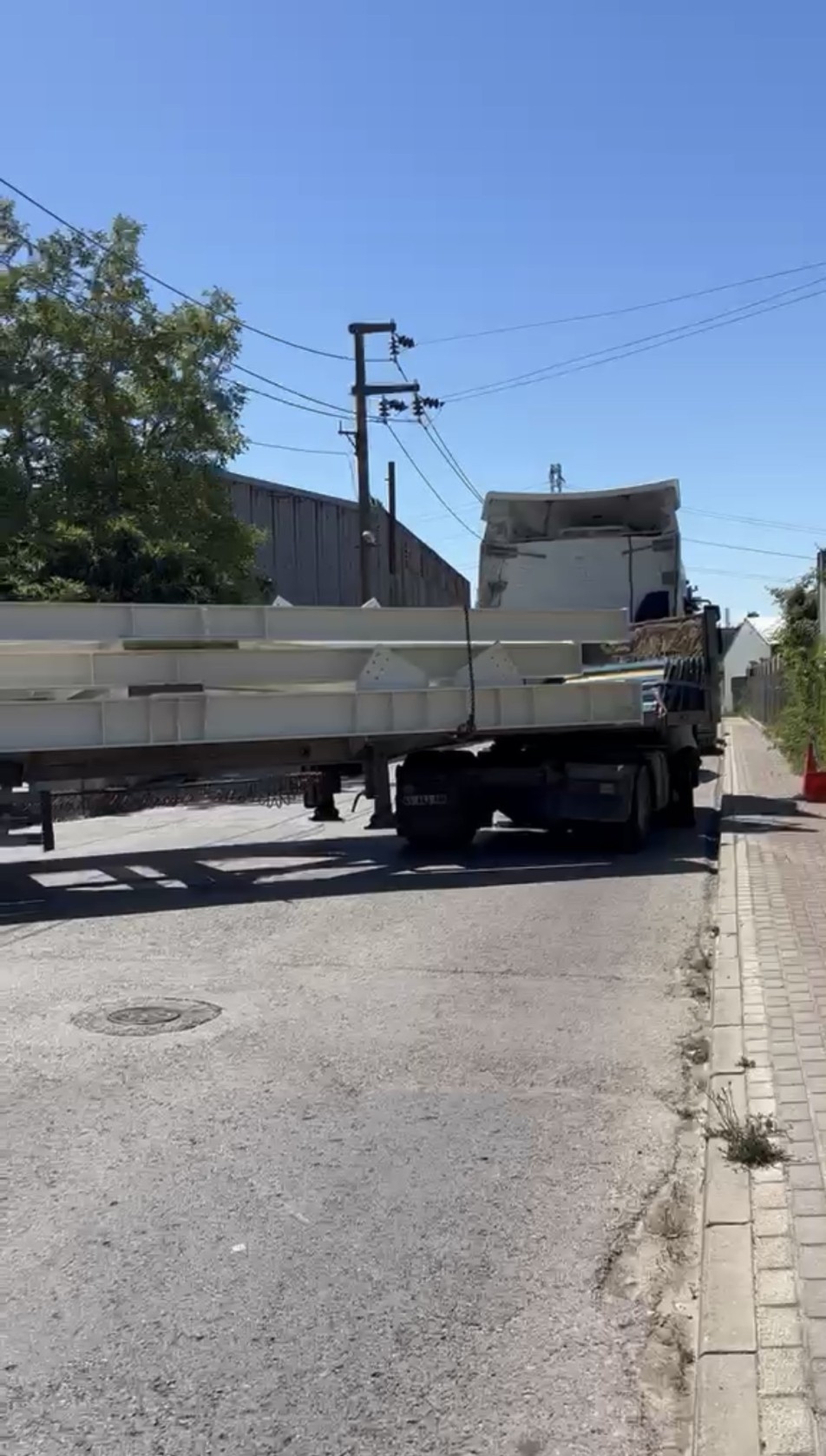 Gebze'de Kahreden Kaza: Tırın Dorsesi ile Duvar Arasında Kalan 16 Yaşındaki Berat Kurtarılamadı