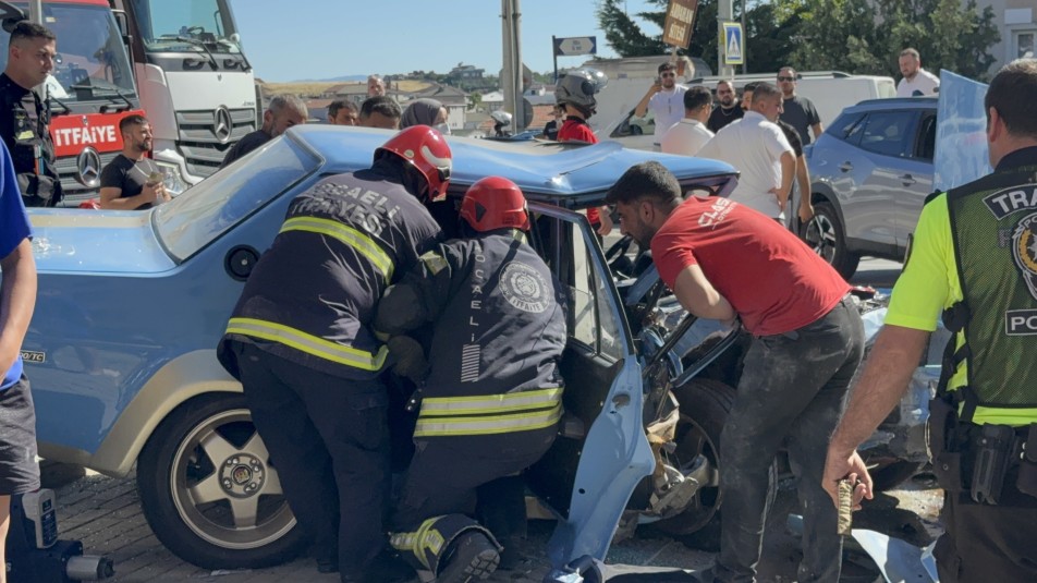 Darıca'da Trafik Magandalığı Kazayla Bitti: Karşı Şeride Geçen Otomobil Çarpıştı, 3 Yaralı