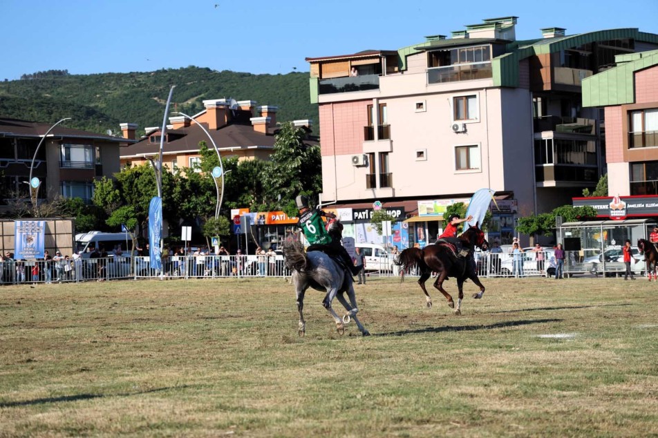 Asırlardır Süregelen Ata Sporu Nefesleri Kesti: Derince'de Cirit Şöleni Coşkusu