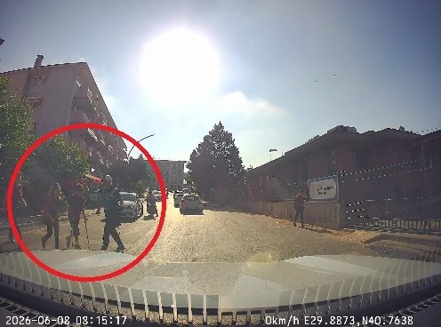 Koltuk Değnekli Öğrencinin Yardımına Zabıta Personeli Koştu: O Anlar Kamerada