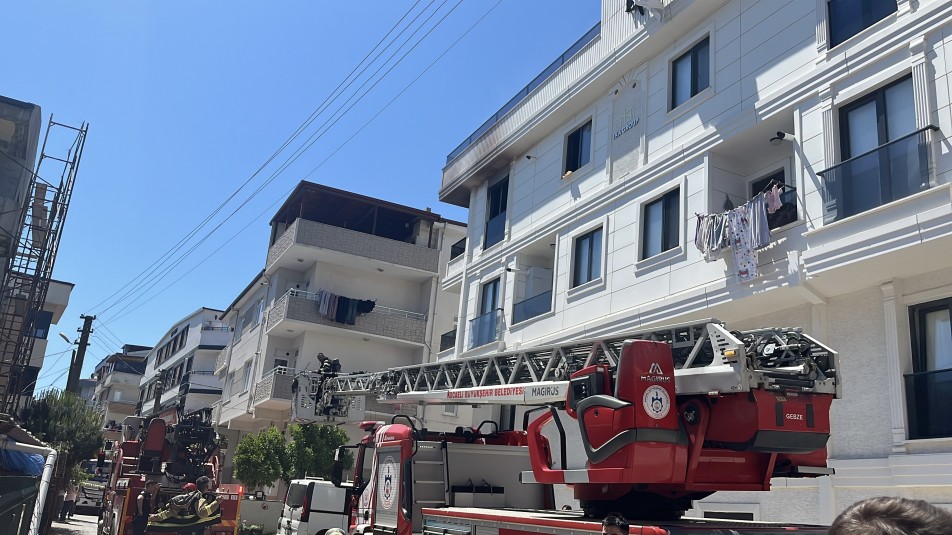 Darıca'da Apartman Dairesinde Alevler Yükseldi, Hamile Anne ve 2 Çocuğu Kurtarıldı