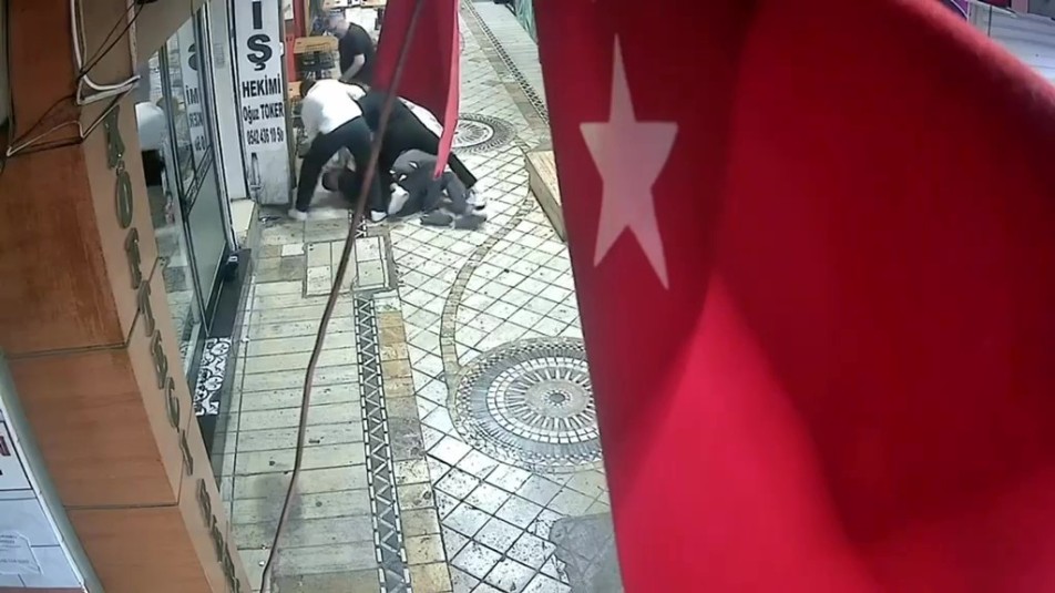 İzmit’te Dehşet Anları: Çarşı Ortasında Tekme ve Yumruklarla Saldırdılar