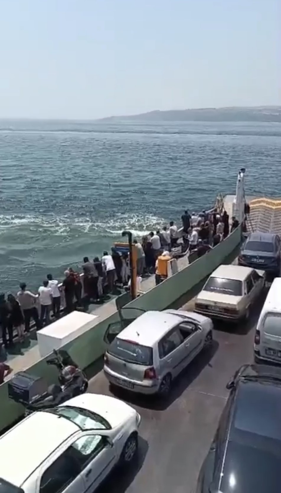 Eskihisar Açıklarında Can Pazarı: Feribottan Denize Düşen Yolcuyu Büfe Çalışanı Kurtardı