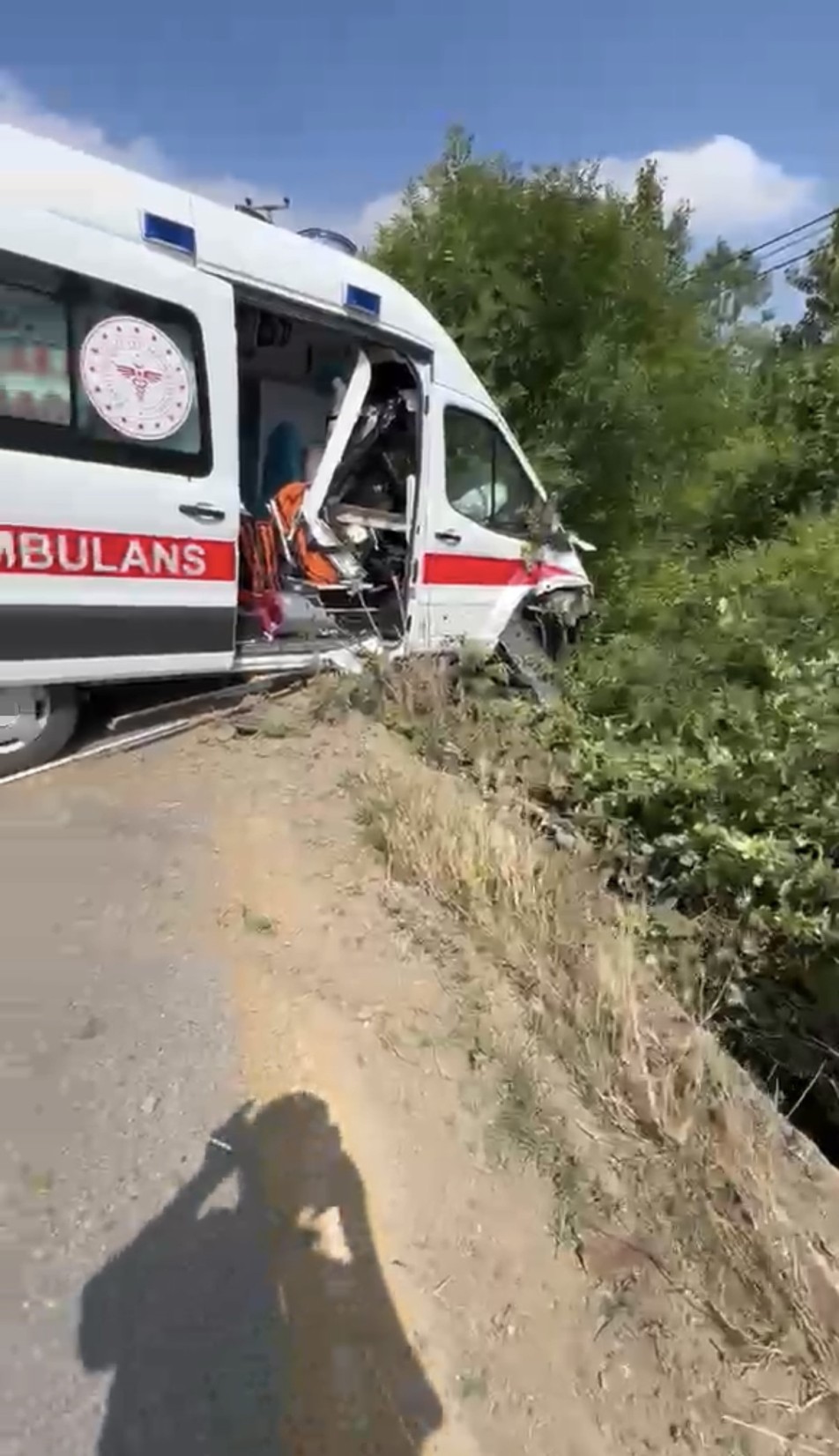 Kandıra'da Korkutan Kaza: Hasta Taşıyan Ambulans Yoldan Çıkarak Savruldu