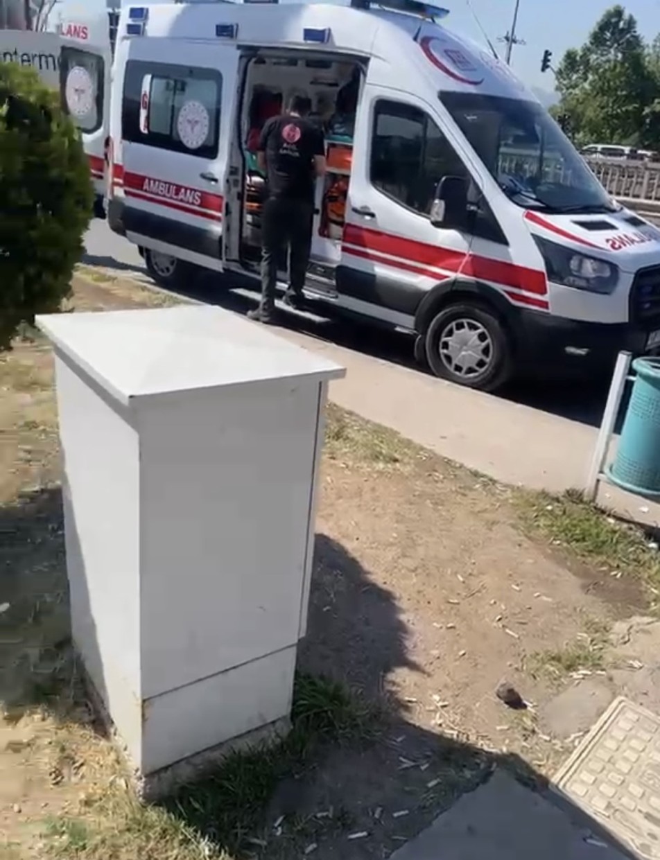 Körfez'de Diş Hastanesi Önünde Dehşet: Alacak Verecek Kavgasında Kan Aktı