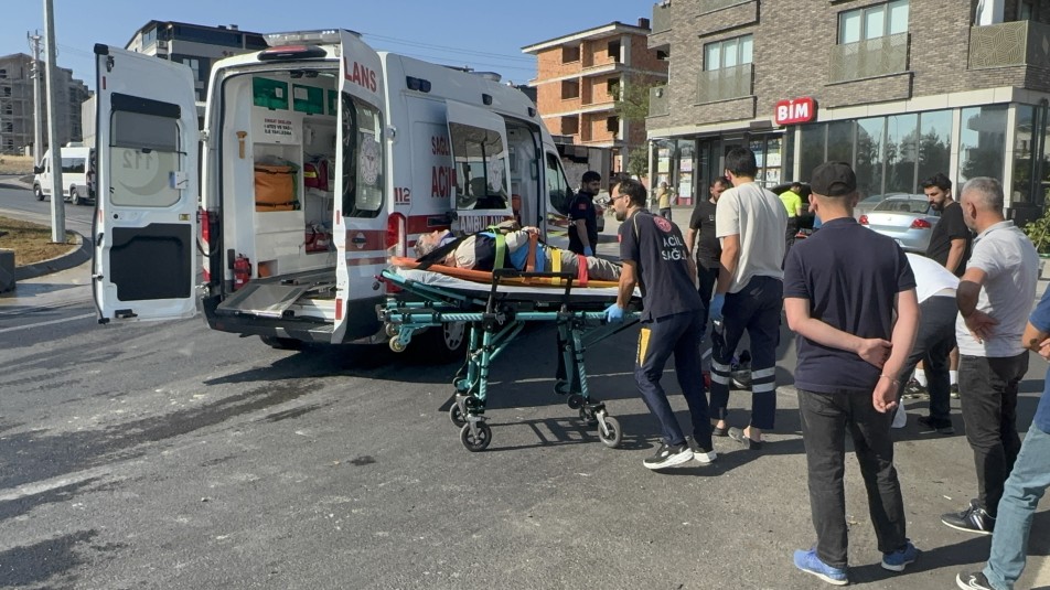 Darıca’da otomobil ile motosiklet çarpıştı: 2 yaralı