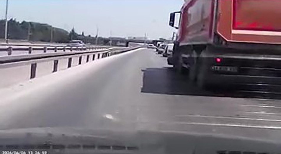 Başiskele'de Korku Dolu Anlar: Kamyon Önüne Aldığı Otomobili Metrelerce Sürükledi